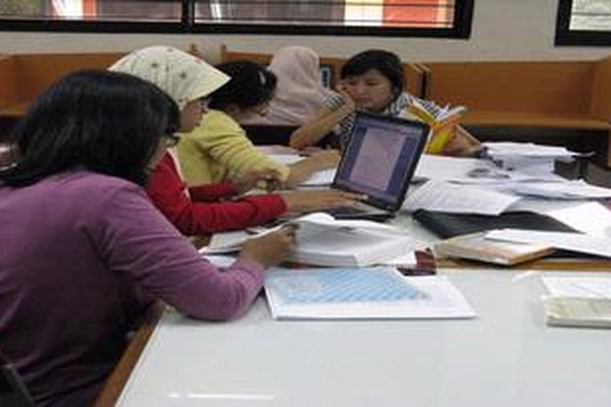 Ilustrasi: Mahasiswi di perpustakaan FIB UI