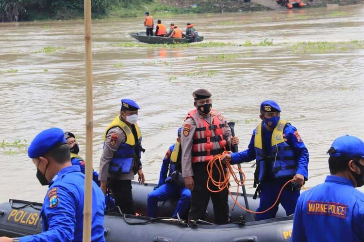 Kapolda Jawa Timur, Irjen Pol Nico Afinta melihat langsung proses pencarian penumpang perahu penyeberangan sungai bengawan solo di Desa Ngadirejo, Kecamatan Rengel, Tuban.