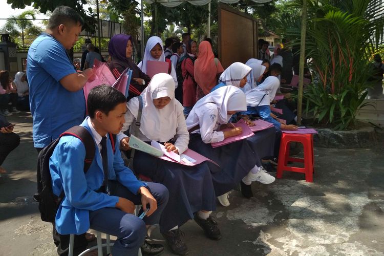 Sejumlah calon siswa baru sedang mengantre mengumpulkan berkas PPDB di SMA Negeri 1 Kota Magelang, Kamis (27/6/20/2019).