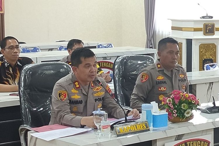 Kapolres Tegal Kota AKBP Rahmad Hidayat  saat konferensi pers ungkap 2 kasus kriminal, di Mapolres setempat, Rabu (4/1/2023)