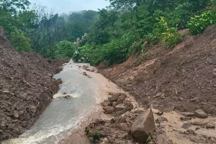 Lokasi jalan poros Tebing Tinggi-Pendopo, Kabupaten Empat Lawang, Sumatera Selatan menjadi lumpuh setelah terkena longsor, Jumat (14/6/2024).