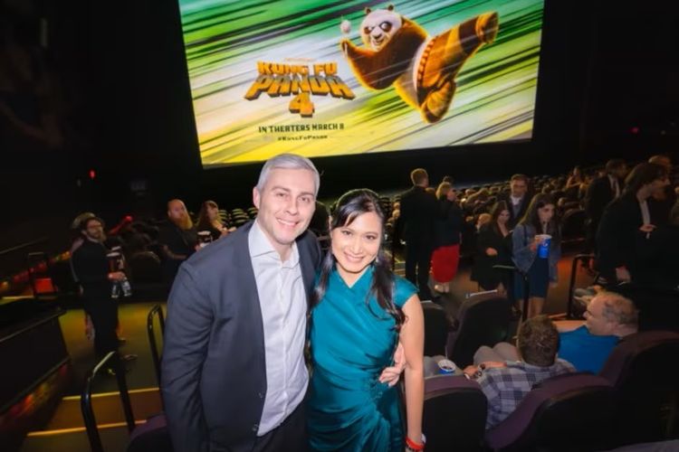 Yorie Kumalasari bersama suami di acara pemutaran film Kung Fu Panda 4.