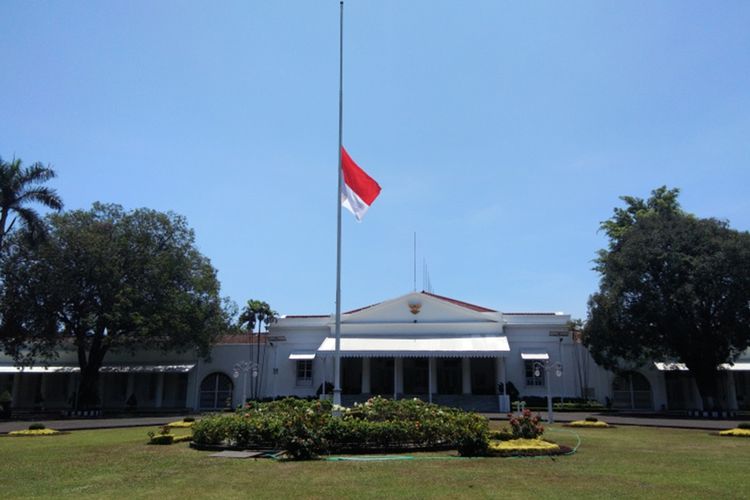 Bendera setengah tiang terpasang di rumah dinas Gubernur Jabar Ridwan Kamil (Gedung Pakuan), Jalan Otista, Kamis (12/9/2019). Pengibaran bendera setengah tiang itu dilakukan sebagai bentuk penghormatan atas meninggalnya Presiden ke-3 RI BJ Habibie.