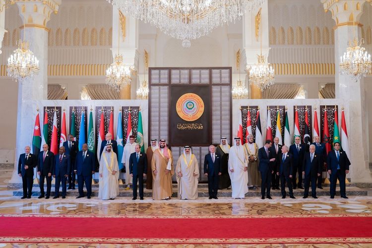 Foto dari Kantor Berita resmi Bahrain (BNA) ini menunjukkan Raja Bahrain Hamad bin Isa al-Khalifa (tengah) berpose bersama para pemimpin Arab di Manama pada 16 Mei 2024, menjelang KTT Liga Arab ke-33. 