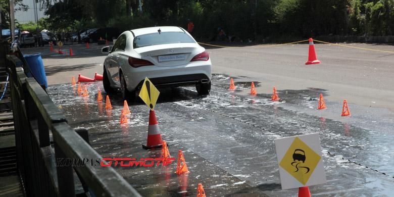 Mengerem mendadak dalam kecepatan tinggi di jalanan licin. Tidak ngesot.