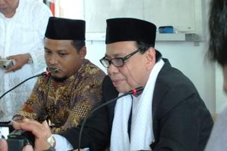 Ketua Majelis Ulama Indonesia Kabupaten Bogor, KH Ahmad Mukri Aji saat memberikan keterangan pers mengenai kasus video asusila yang melibatkan SS yang juga diketahui sebagai salah satu pengurus MUI, Kamis (13/3/2014).