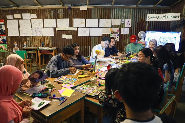 Aktivitas di instalasi Perguruan Tamanruru dari ruangrupa selama Artjog 2025 berlangsung di Jogja National Museum (JNM).