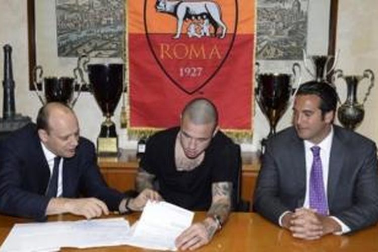 Radja Nainggolan (tengah) resmi menjadi milik AS Roma