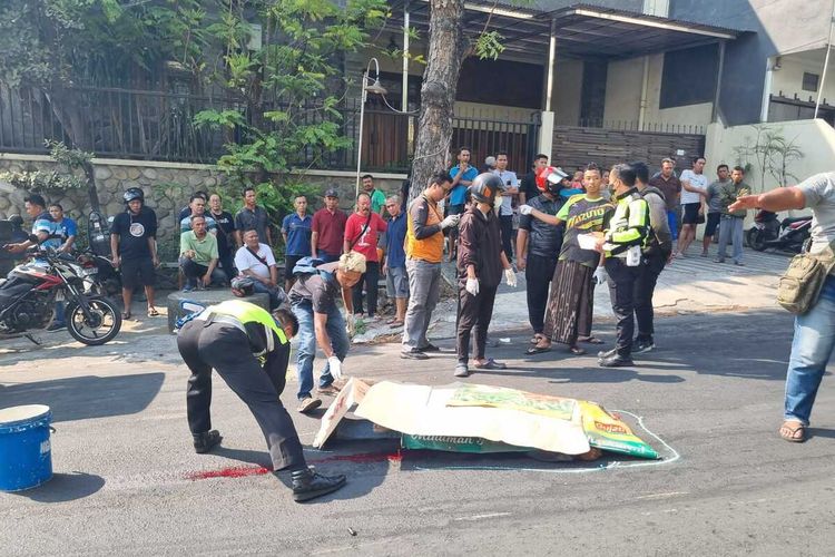 Kondisi pascakecelakaan penngendara sepeda motor di Kota Solo, Jawa Tengah (Jateng) tertabrak kendaraan tak dikenal dan meninggal dunia pada Kamis (19/10/2023)