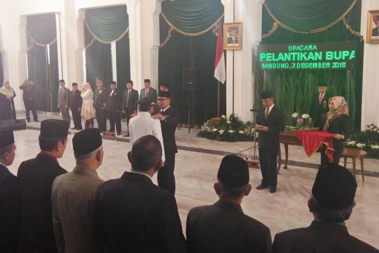 Gubernur Jawa Barat Ridwan Kamil saat melantik Ade Sugoanto sebagai BupatI Tasikmalaya di Gedung Sate, Jalan Diponegoro, Senin (3/12/2018) malam. 