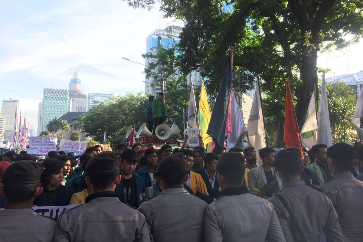 Aksi mahasiswa di Jalan Merdeka Barat, Jakarta Pusat, Senin (21/10/2019).