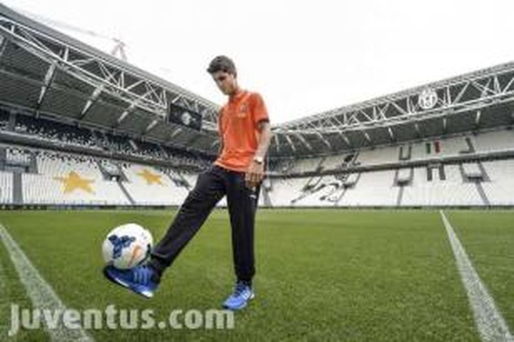 Penyerang Juventus, Alvaro Morata, dalam sesi perkenalan, di Juventus Stadium, Turin, Sabtu (19/7/2014).