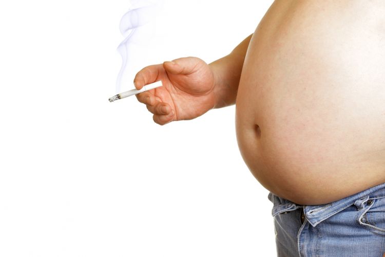 Ilustrasi obesitas dan merokok, yang menggambarkan gaya hidup tidak sehat. Gaya hidup ini adalah salah satu penyebab penyakit jantung lemah. 