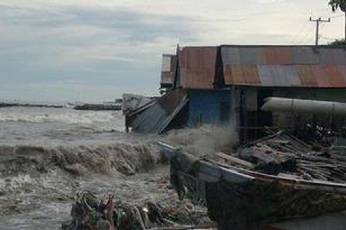 Tiga rumah yang berada dipesisir pantai di Kelurahan Ela-Ela, Kecamatan Ujung Bulu, Kabupaten Bulukumba, Sulawesi Selatan, rusak parah akibat dihantam derasnya gelombang ombak. 