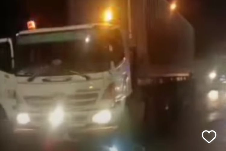 Kecelakaan lalu lintas melibatkan truk trailer dan sepeda motor di Jalan Cakung-Cilincing, Cakung, Jakarta Timur, Selasa (8/2/2022) malam. Akibat kecelakaan itu, pengendara sepeda motor berinisial A (19) tewas di tempat.