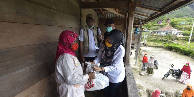 Bupati Luwu, Indah Putri Indriani menyalurkan bantuan  ke Kecamatan Rongkong,Rabu (15/4/20)