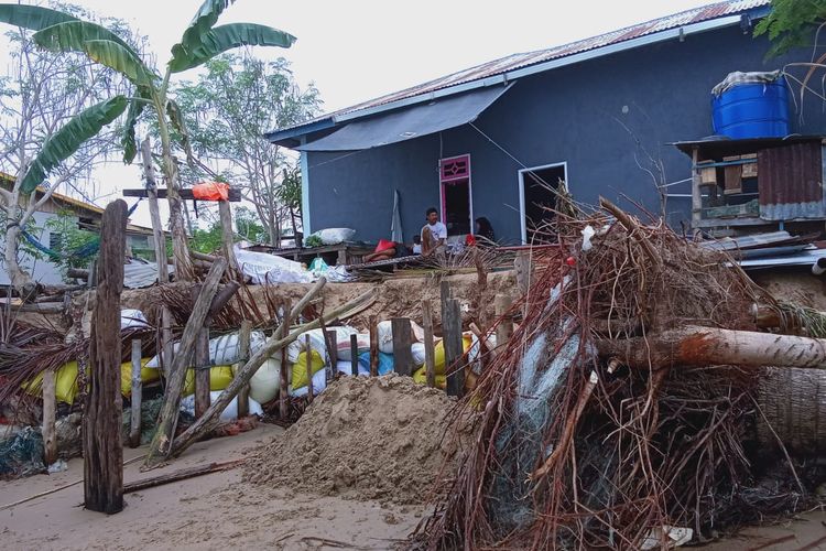 Gambaran kondisi salah satu rumah warga pulau Sebatik yang terdampak abrasi. Mereka selalu menancapkan kayu pagar pembatas dan tumpukan karung berisi pasir sebagai tanggul peredam ombak