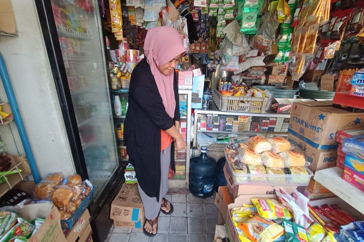 Een (37) menunjukkan lokasi maling menggondol tabung elpiji 3 kilogram di warungnya di Jatinegara, Jakarta Timur, Senin (7/8/2023).