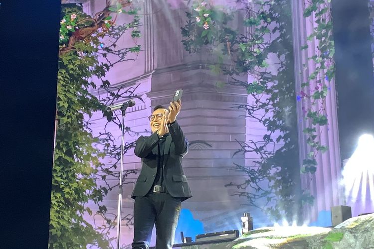 Penyanyi Ari Lasso saat menyanyikan lagu Hampa di acara festival musik Korean Wave 2022 di Trans Studio Cibubur, Rabu (28/9/2022) malam. 