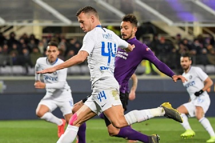 Gelandang Inter Milan, Ivan Perisic, mencoba melewati bek Fiorentina, Federico Ceccherini, pada laga pekan ke-25 Seri A Italia, 24 Februari 2019.