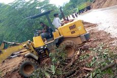 Sitinjau Lauik Longsor Lagi, Jalur Penghubung Padang-Solok Putus 1,5 Jam