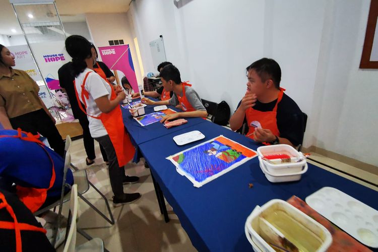 Beberapa orang sedang melukis. Art therapy menjadi salah satu kegiatan di House of Hope.