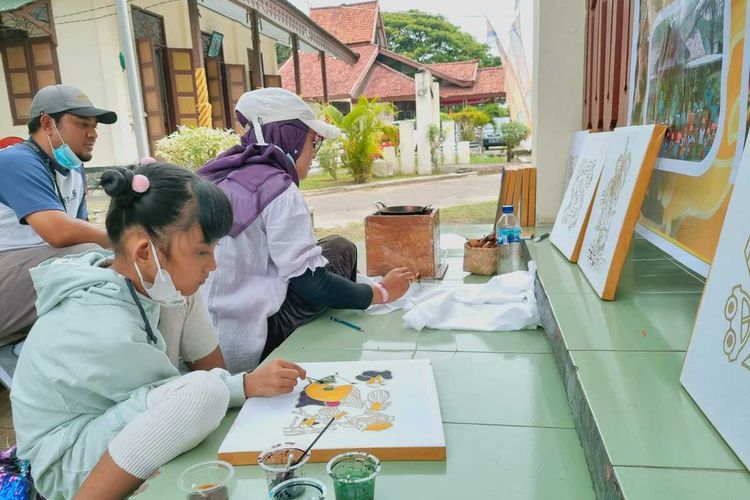 Rombongan keluarga belajar mewarnai dan mencanting batik di Grand Maerakaca Fair 2022, Minggu (4/9/2022).