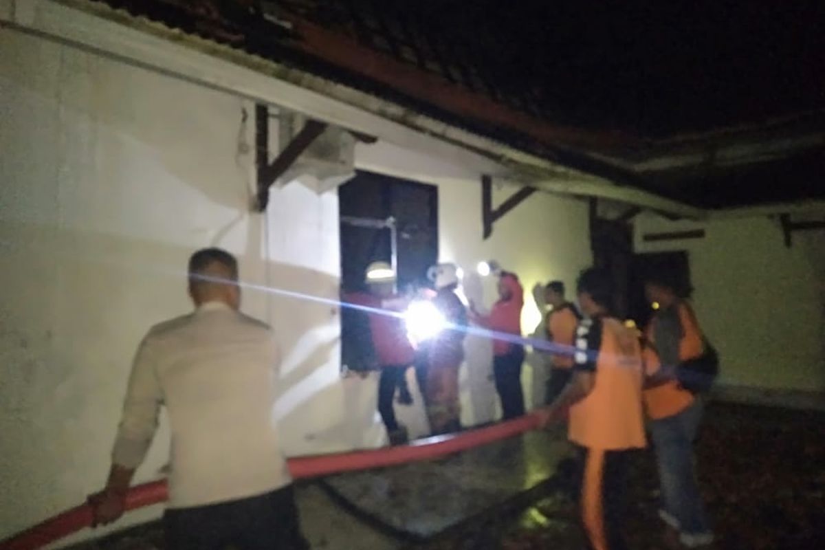 Petugas saat berhasil memadamkan api di sebuah rumah di Jalan Kalimas Dusun Jepun Timur, Desa Lenteng Timur, Kecamatan Lenteng, Kabupaten Sumenep, Jawa Timur, diketahui terbakar pada Rabu (24/8/2022)