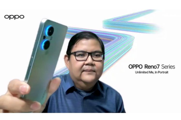 Tangkapan layar saat PR Manager OPPO Indonesia Aryo Meidianto memamerkan tampang Oppo Reno7 Z 5G dalam acara daring bertajuk Oppo Reno7 Series Key Feature Unveiling Event, Rabu (16/2/2022).