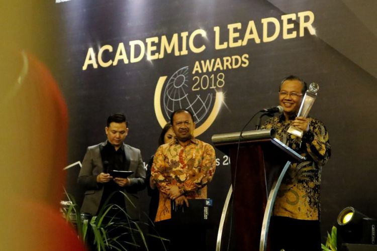 Kemenristek memberikan anugerah akademisi terbaik negeri untuk pemimpin perguruan tinggi dengan tajuk Academic Leader Award 2018. (17/8/2018)