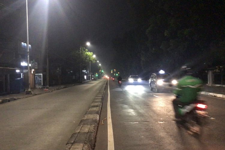 Sejumlah mobil melawan arah di Jalan Raya Tanjung Barat-Jalan Raya Lenteng Agung, Jagakarsa, Jakarta Selatan pada Jumat (30/4/2021) dini hari.