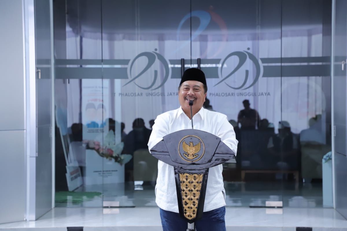 Bupati Jombang Warsubi saat menggelar pertemuan dengan beberapa komunitas wartawan di kediaman pribadinya, di Desa Mojokrapak, Kecamatan Tembelang, Kabupaten Jombang, Jawa Timur, Minggu (23/3/2025).