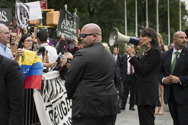 Duta Besar Amerika Serikat untuk PBB Nikki Haley menggunakan megafon berbicara kepada para pengunjuk rasa Venezuela di depan markas PBB Kamis (27/9/2018). Unjuk rasa diadakan menghendaki lengsernya Presiden Nicolas Maduro.