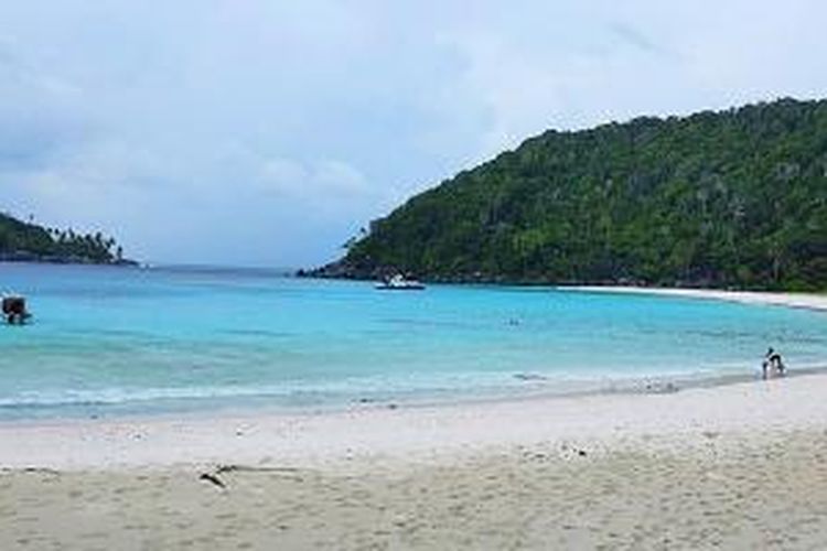 Bersantai di Atas Pasir Putih di Pulau Penjalin, Kabupaten Kepulauan Anambas, Provinsi Kepulauan Riau.