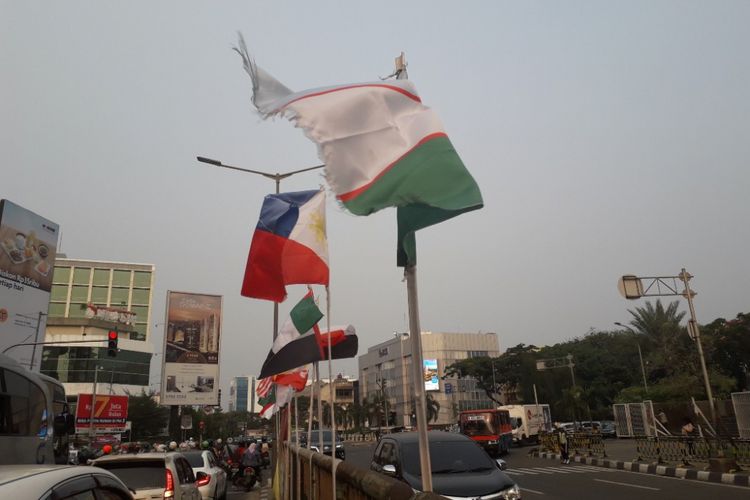 Deretan bendera negara peserta Asian Games 2018 di kawasan Pluit, Jakarta Utara, Selasa (17/7/2018).