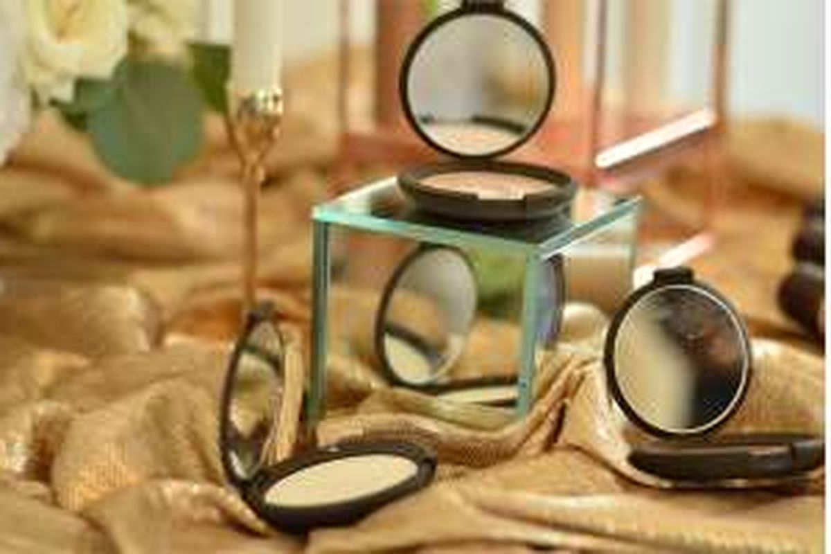 Shimmering Skin Perfector Pressed dari Becca.