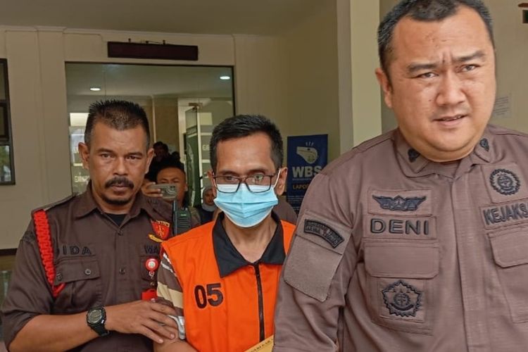Tersangka AS (tengah) diapit dua petugas saat digiring ke mobil tahanan di Kejaksaan Negeri (Kejari) Kabupaten Sukabumi di Kecamatan Cibadak, Sukabumi, Jawa Barat, Kamis (12/10/2023).