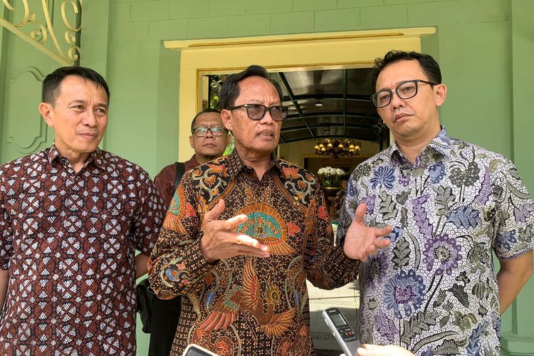 Perwakilan kemenkumham setelah bertemu dengan Gubernur DIY, Sri Sultan HB X, di Kompleks Kepatihan, Kota Yogyakarta, Jumat (17/11/2023)