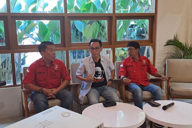 Caleg PSI yang juga pimpinan relawan Ganjarian Spartan menyatakan mundur dari PSI dalam jumpa pers di Jakarta Pusat, Senin (7/8/2023). 