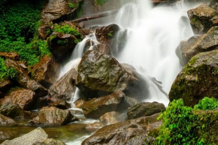 Air Terjun Nohsngithiang di India.