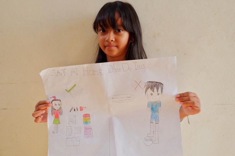 Salah seorang siswa kelas 3 SD di Bandung, Kalea Rinjani memperlihatkan gambar yang dibuatnya dalam kampanye pencegahan Corona. 