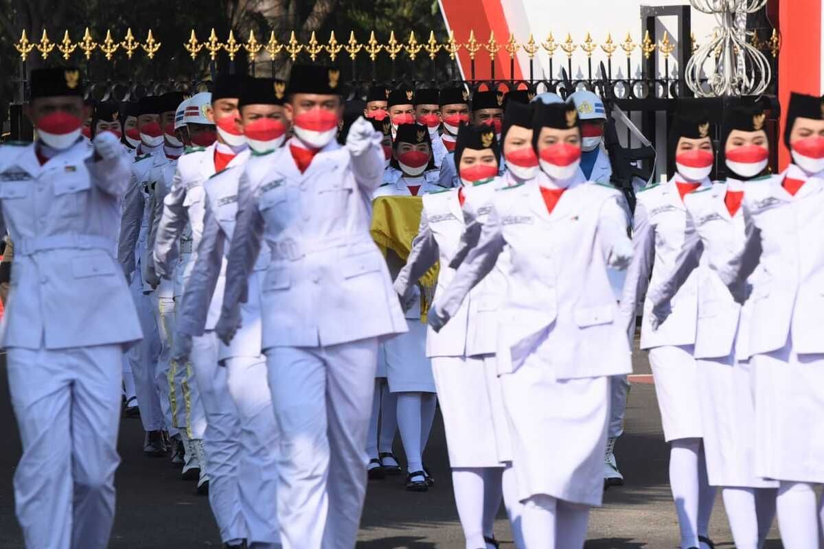 Pasukan pengibar bendera merah putih di Upacara HUT RI ke-76 di Gedung Negara Grahadi Surabaya, Selasa (17/8/2021)