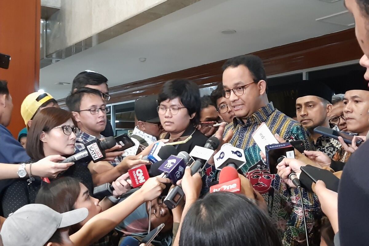 Gubernur DKI Jakarta Anies Baswedan seusai rapat bersama anggota Komisi X DPR RI, di Komplek Parlemen Senayan, Kamis (27/2/2020)