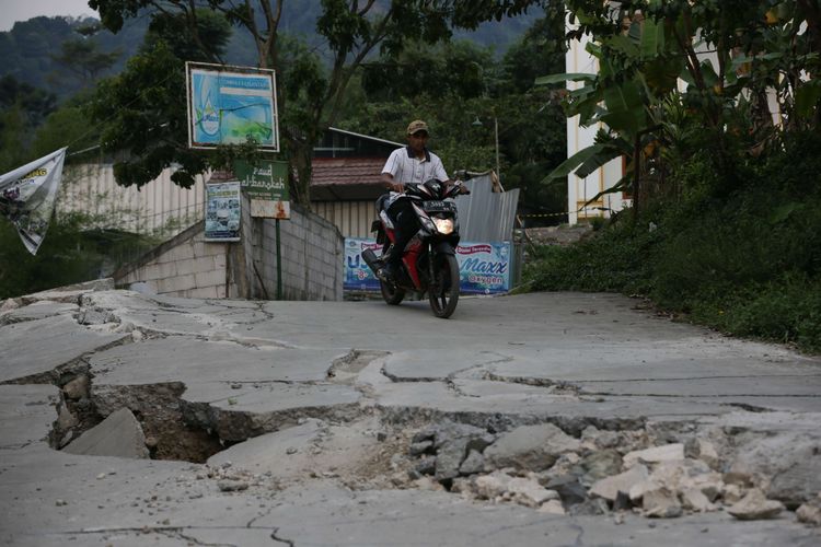 Kondisi kerusakan jalan akibat pergeseran tanah di Kampung Curug, Desa Bojong Koneng, Kecamatan Babakan Madang, Kabupaten Bogor, Jawa Barat, Senin (19/9/2022). Badan Penanggulangan Bencana Daerah (BPBD) setempat mencatat, 71 unit rumah mengalami kerusakan  dan 116 orang mengungsi.