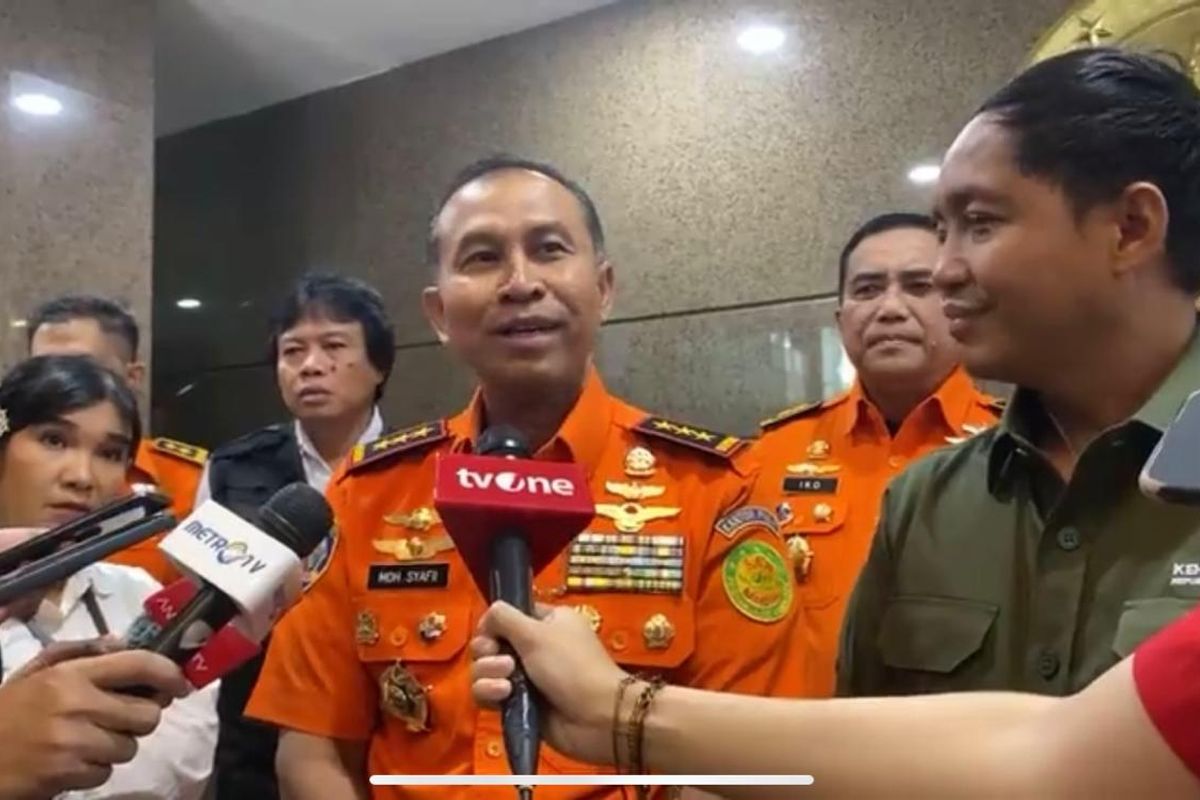 Kepala Basarnas, Marsekal Madya Mohammad Syafii, menjelaskan soal evakuasi WN Brasil di Gunung Rinjani, Senin (30/6/2025). 