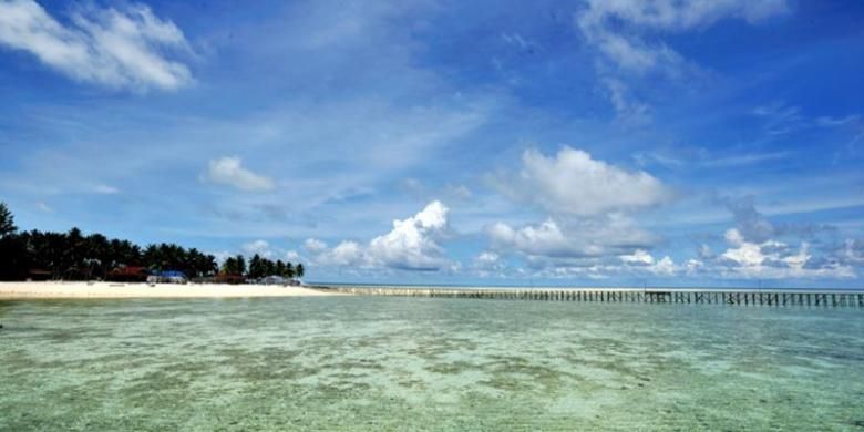 Pulau Derawan di Kalimantan Timur.