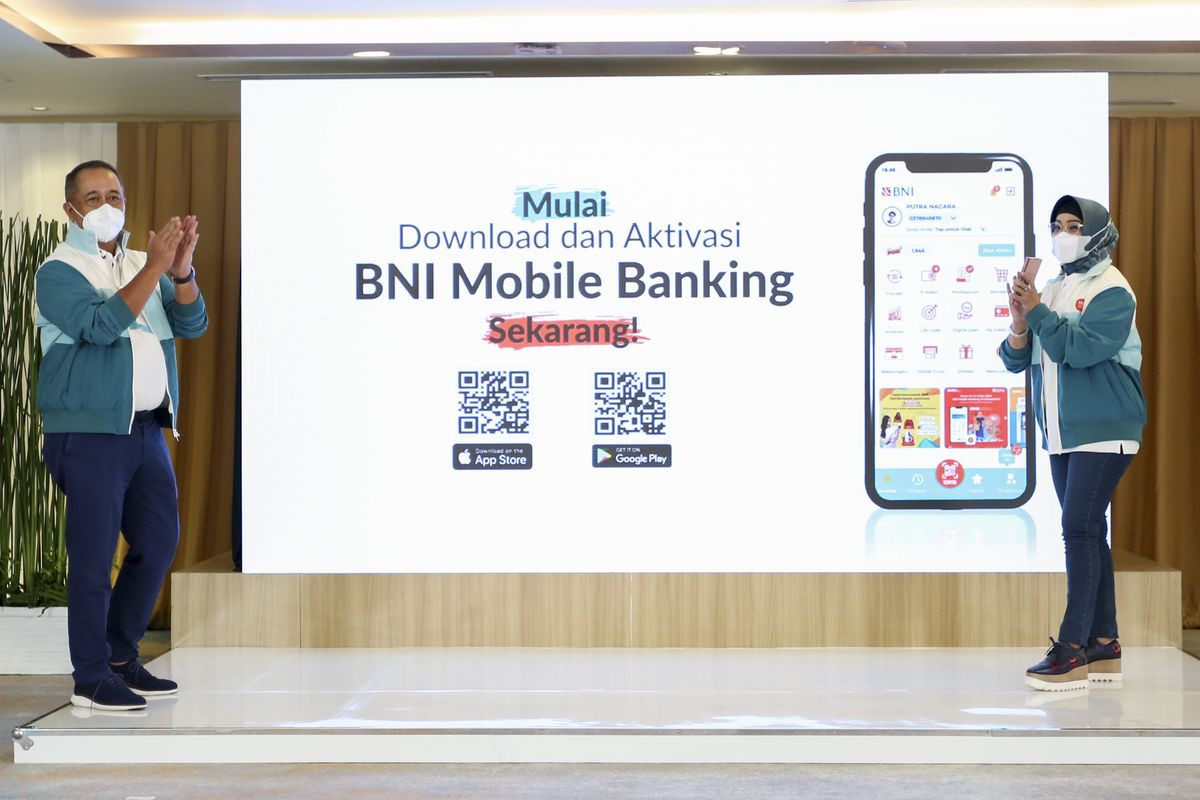 Direktur Utama BNI Royke Tumilaar (kiri) dan Wakil Direktur Utama BNI Adi Sulistyowati (kanan) pada peluncuran New BNI Mobile Banking di Jakarta, Senin (5/72021). 