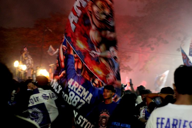 Tepat Tengah Malam, Ribuan Aremania Rayakan HUT Ke-39 Arema