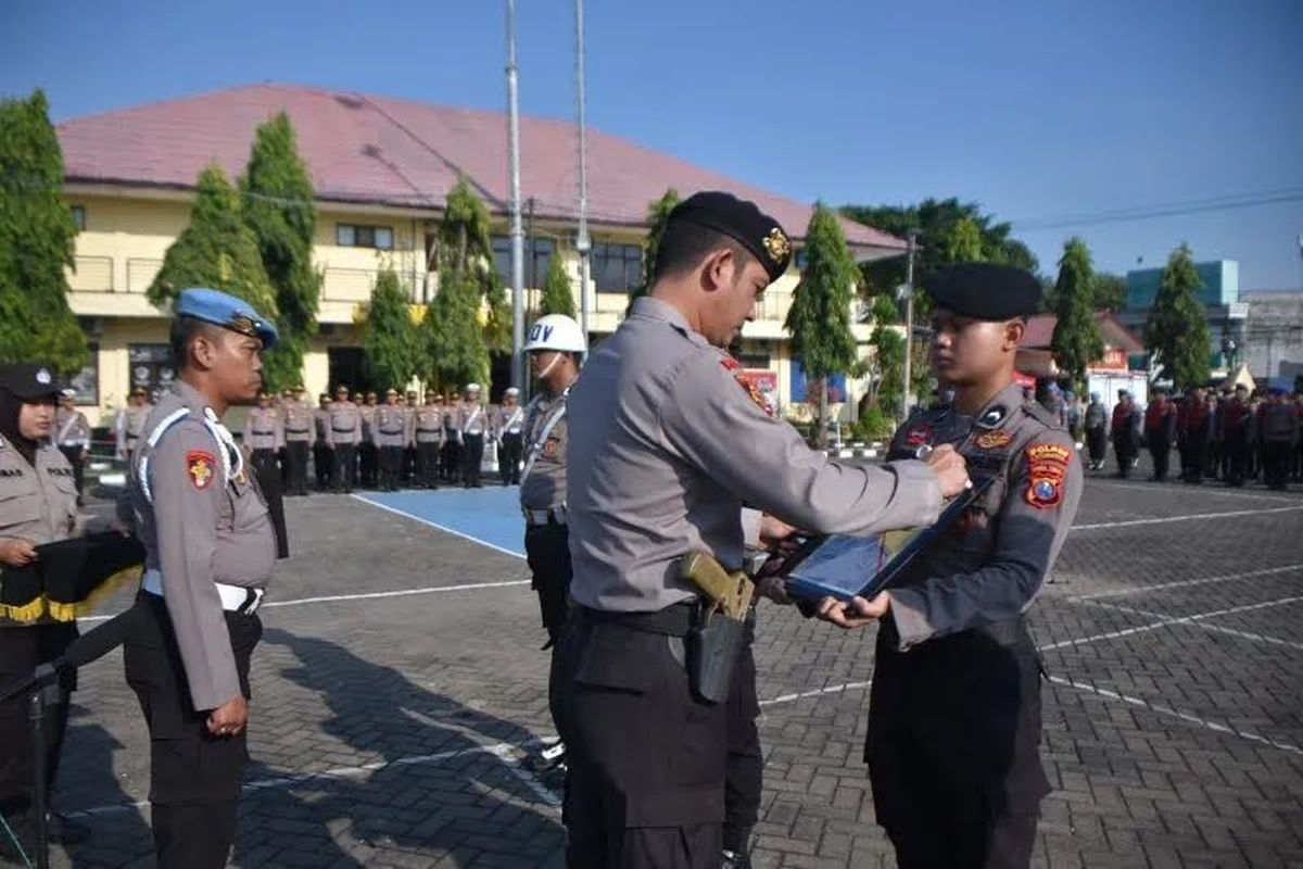 Foto: Dua anggota Polres Situbondo Polda Jatim dilakukan pemberhentian tidak dengan hornat (PTDH) setelah melakukan pelanggaran etik yakni penggunaan narkoba dan perselingkuhan. 