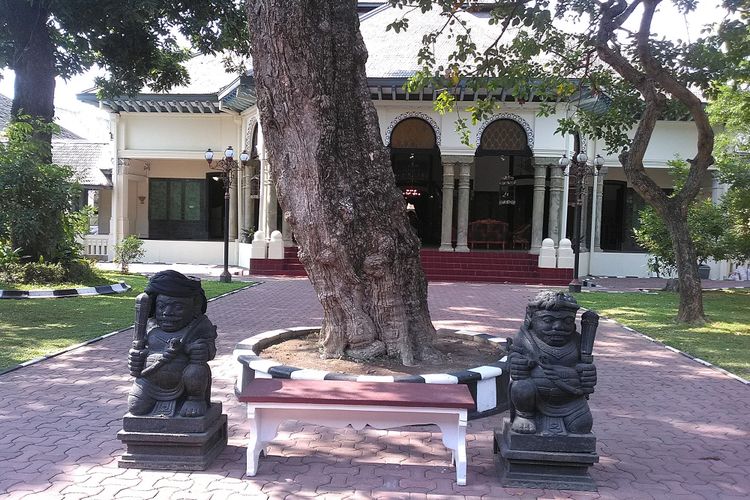 Dua patung Dwarapala di taman belakang Loji Gandrung